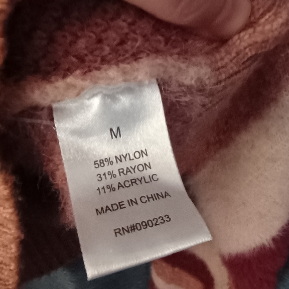 Stylish Heart Patterned Sweater - Pink Red and Cream - Picture 3 of 5